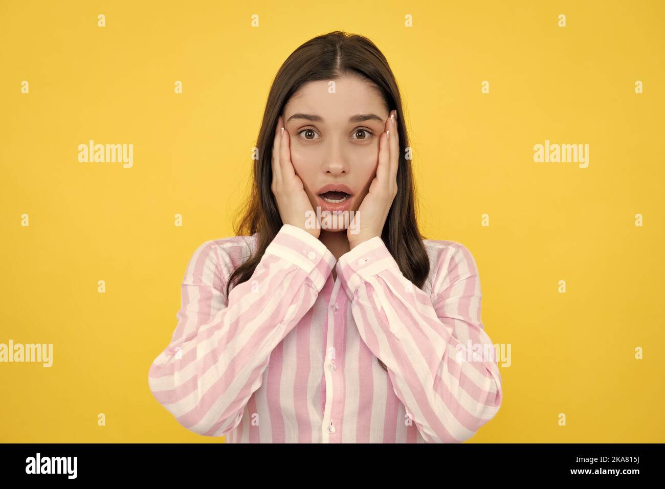 Surpris une jeune femme à la bouche ouverte. Portrait d'une fille excitée et stupéfait. Expressions du visage expressives. Visage féminin excité. Excitée Banque D'Images