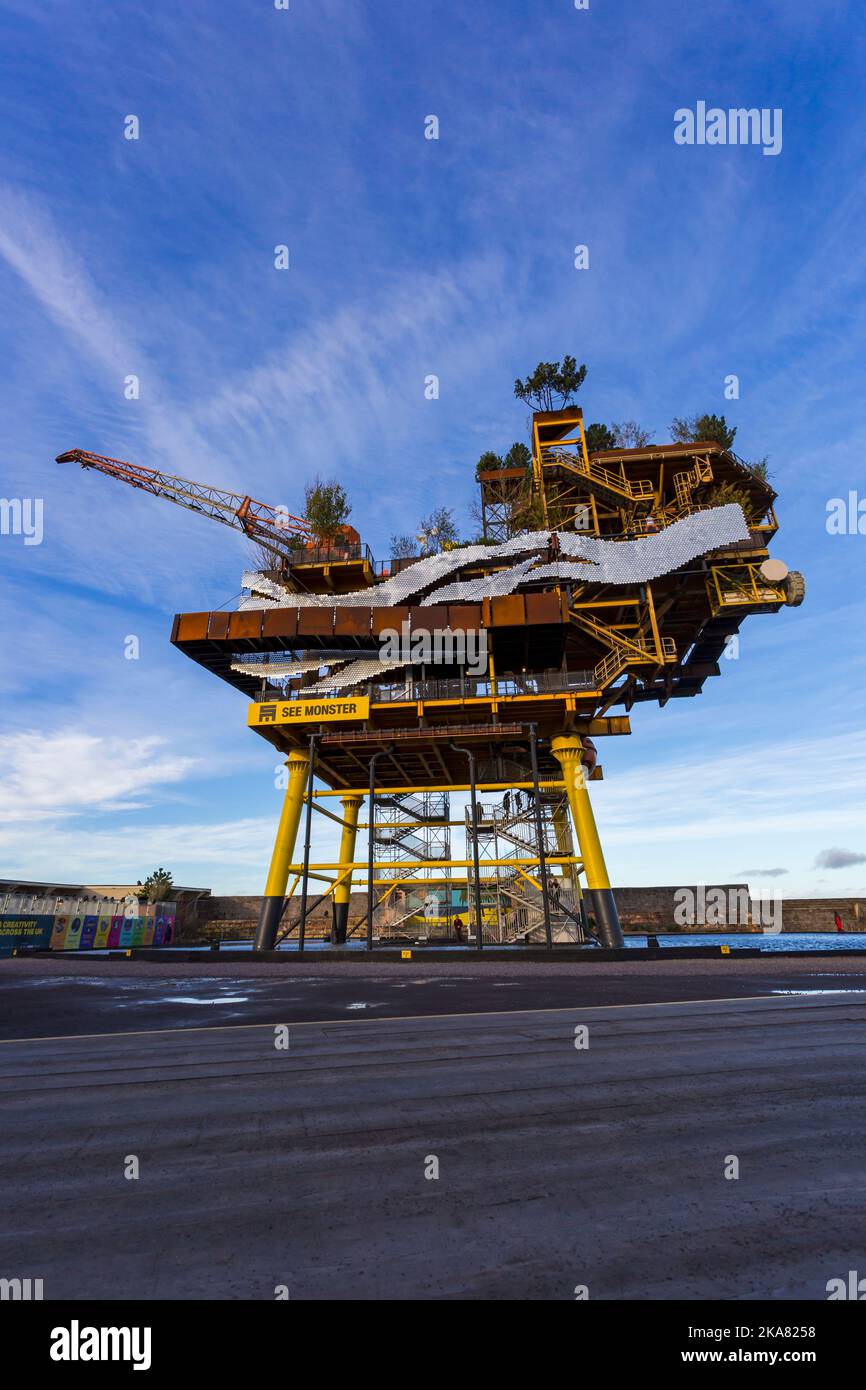 Découvrez Monster, une installation d'art réalisée à partir d'une ancienne plate-forme pétrolière ré-assemblée sur la plage de Weston, à Weston Super Mare, Somerset Royaume-Uni en octobre Banque D'Images