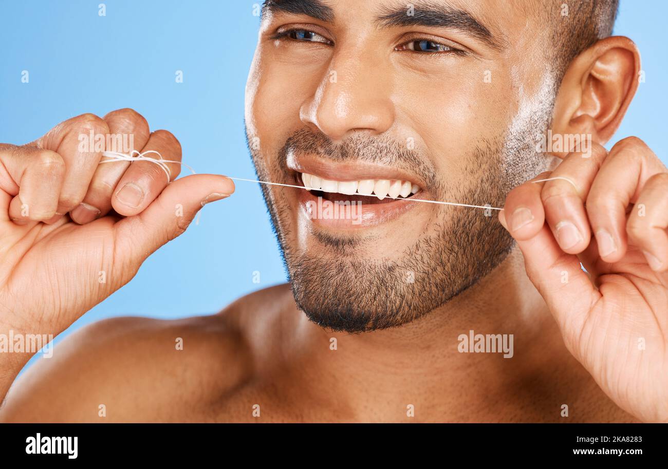 Bien-être, dentaire et dentaire homme nettoyant les dents pour une bonne hygiène bucco-dentaire, la santé et les soins dentaires. Sourire propre, sain et confiant pour le produit de soie dentaire Banque D'Images