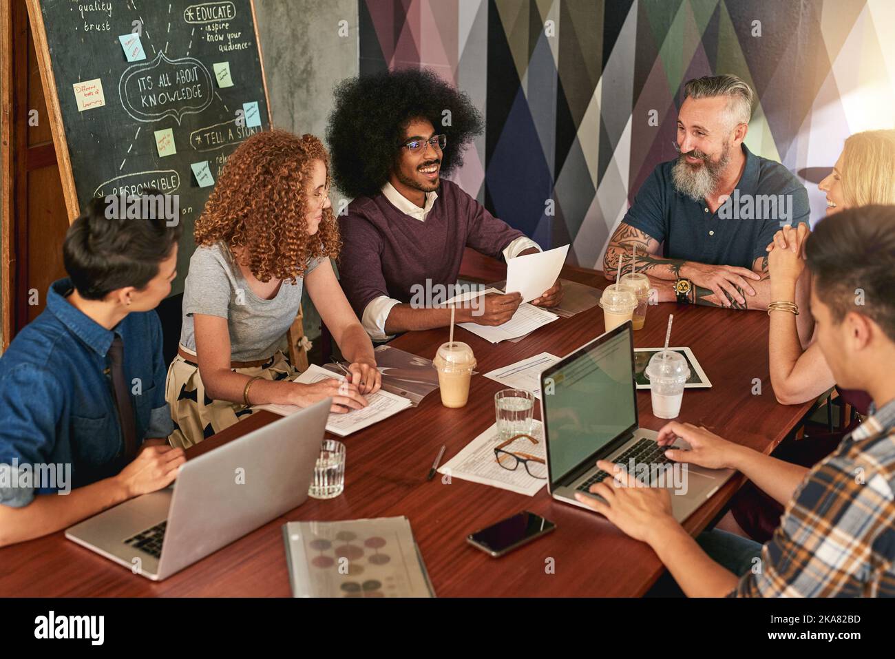 Collaborations innovantes. Collègues créatifs ayant une réunion dans un bureau moderne. Banque D'Images