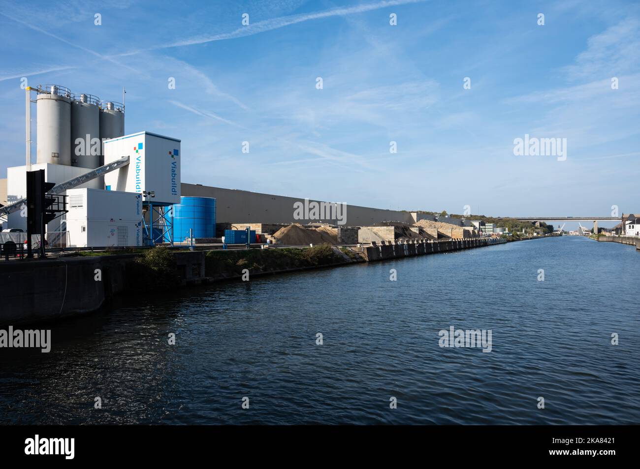 Zemst, région du Brabant flamand, Belgique, 10 30 2022 - activité industrielle autour de la rivière Dorse et du canal de la mer d'Escaut Banque D'Images