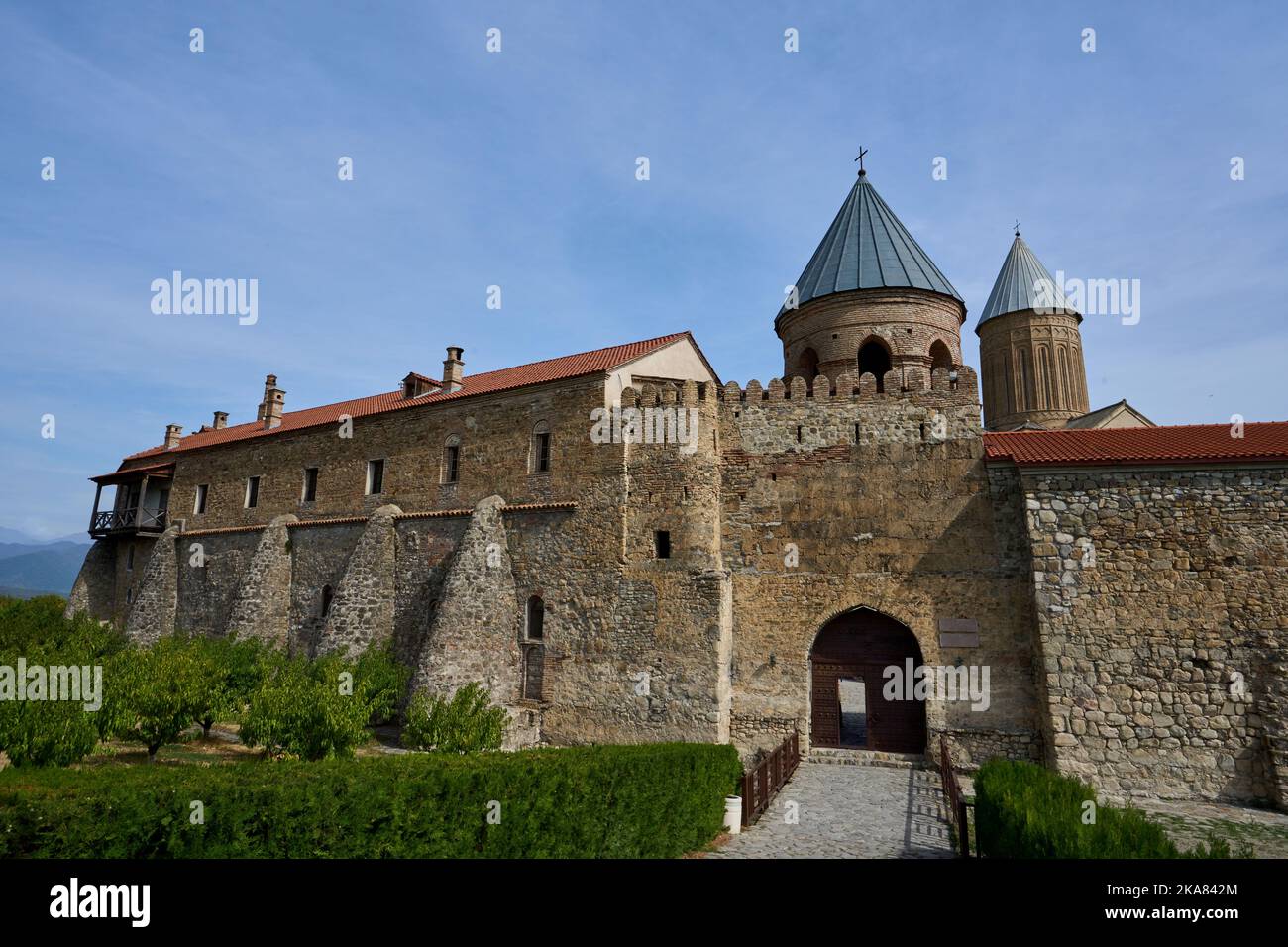 Allawerdi Kloster, Refektorium von außen gesehen, Wehrmauern und Eingang, Kachetien, Georgen Banque D'Images