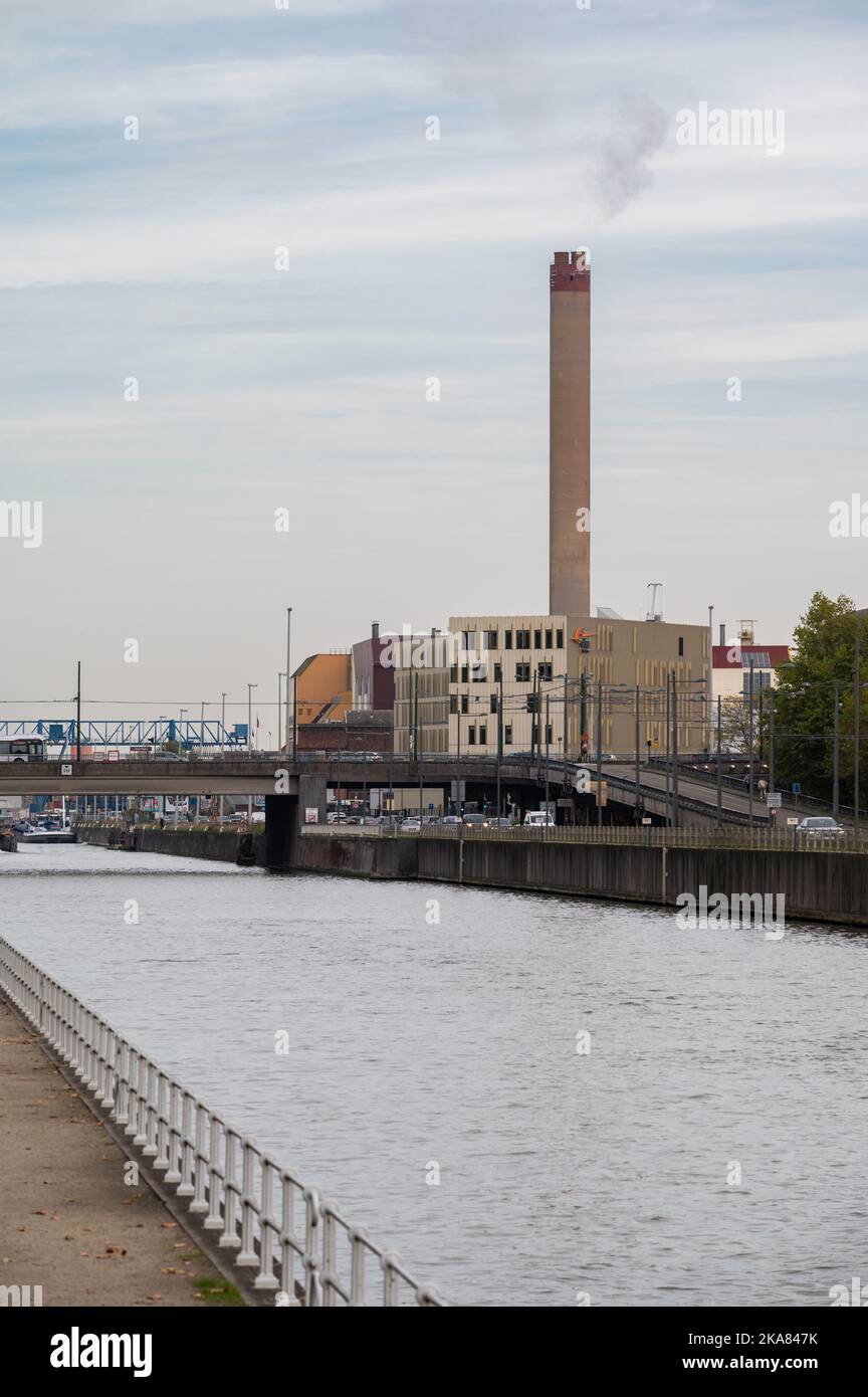 Neder-over-Heembeek, Bruxelles, Belgique, 10 30 2022 - la société de traitement des déchets de Bruxelles avec une cheminée de la centrale électrique Banque D'Images
