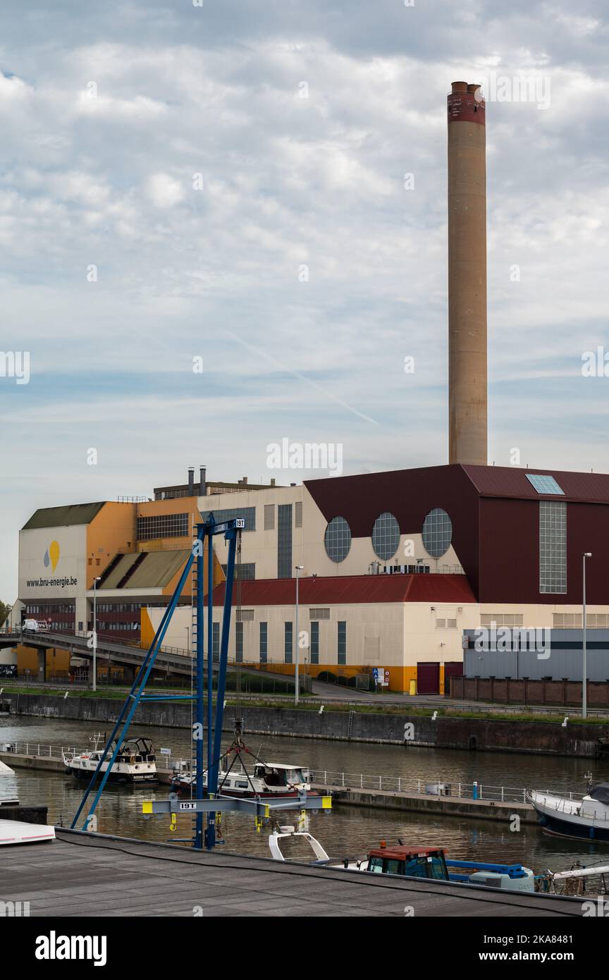 Neder-over-Heembeek, Bruxelles, Belgique, 10 30 2022 - la société de traitement des déchets de Bruxelles avec une cheminée de la centrale électrique Banque D'Images