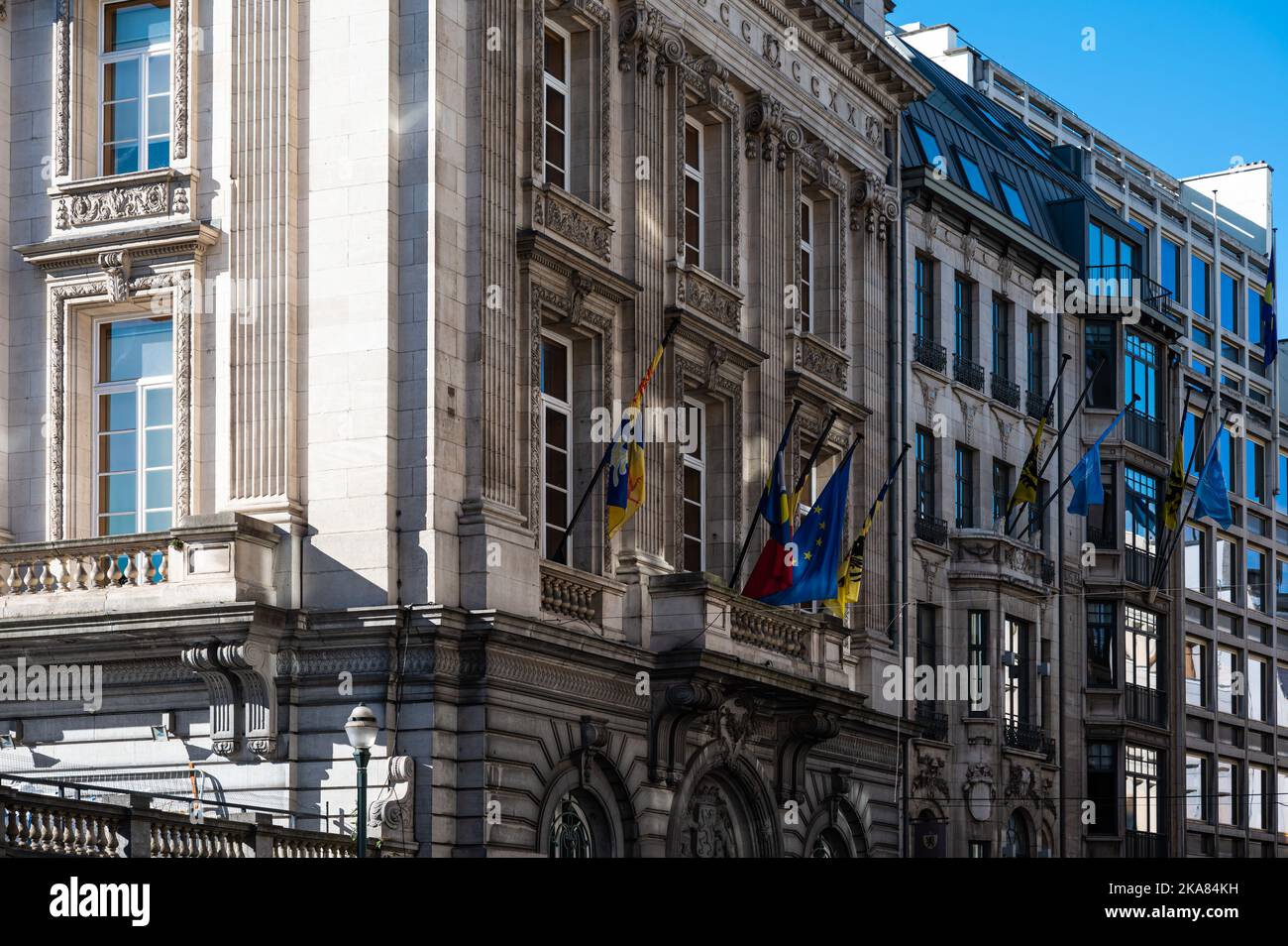 Vieille ville de Bruxelles, région de Bruxelles-capitale, Belgique, 10 21 2022 - façade et drapeaux du Parlement de Bruxelles Banque D'Images