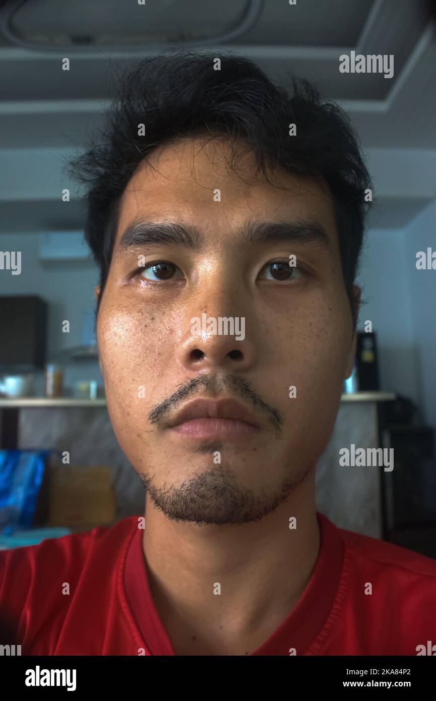 Homme asiatique de 29 ans au visage sérieux. Banque D'Images