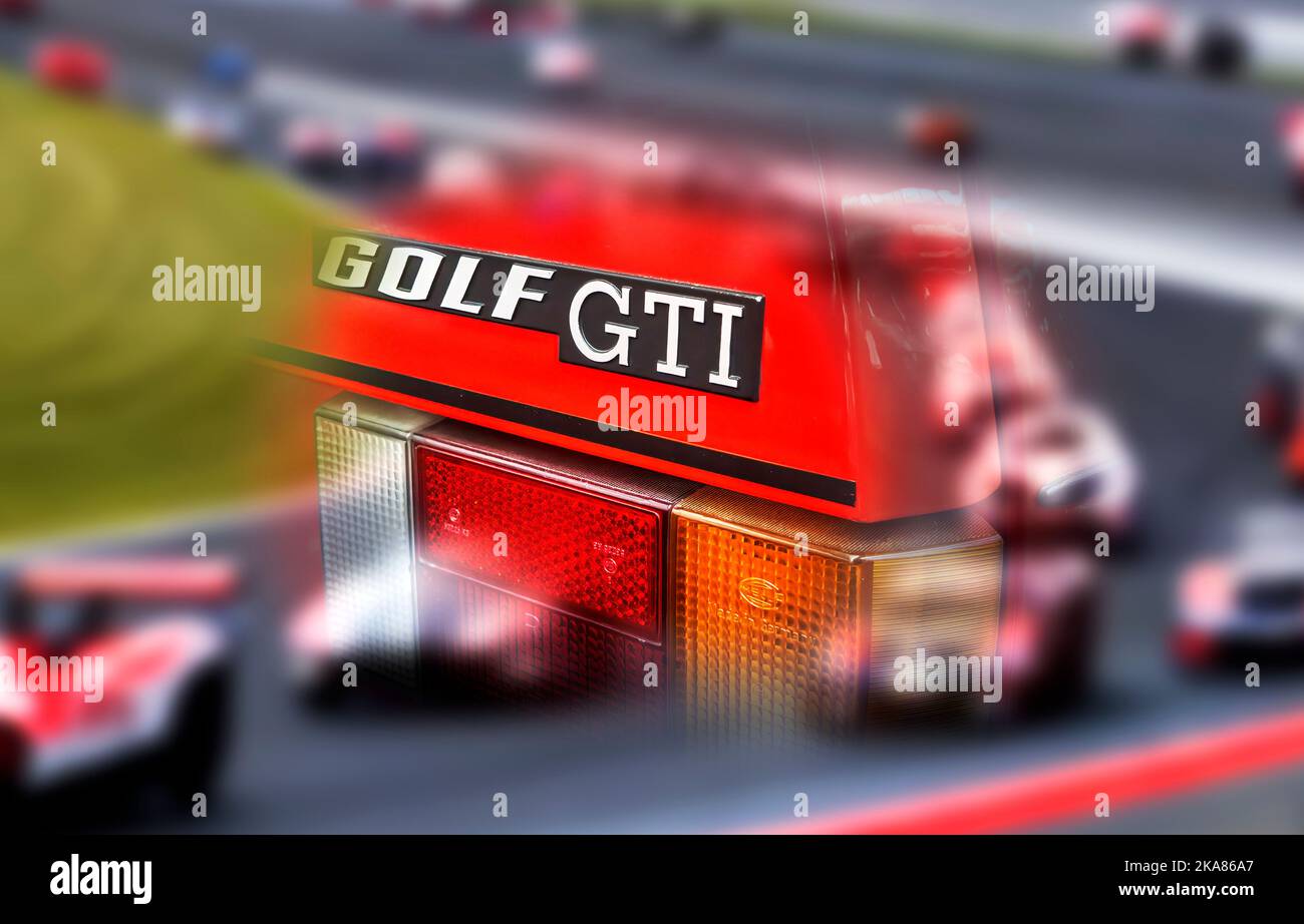 VW Golf GTI lettrage sur un hayon rouge avec un arrière-plan flou d'une piste de course avec une course automobile, Wolfsburg, Allemagne, 20 septembre 2022. Banque D'Images