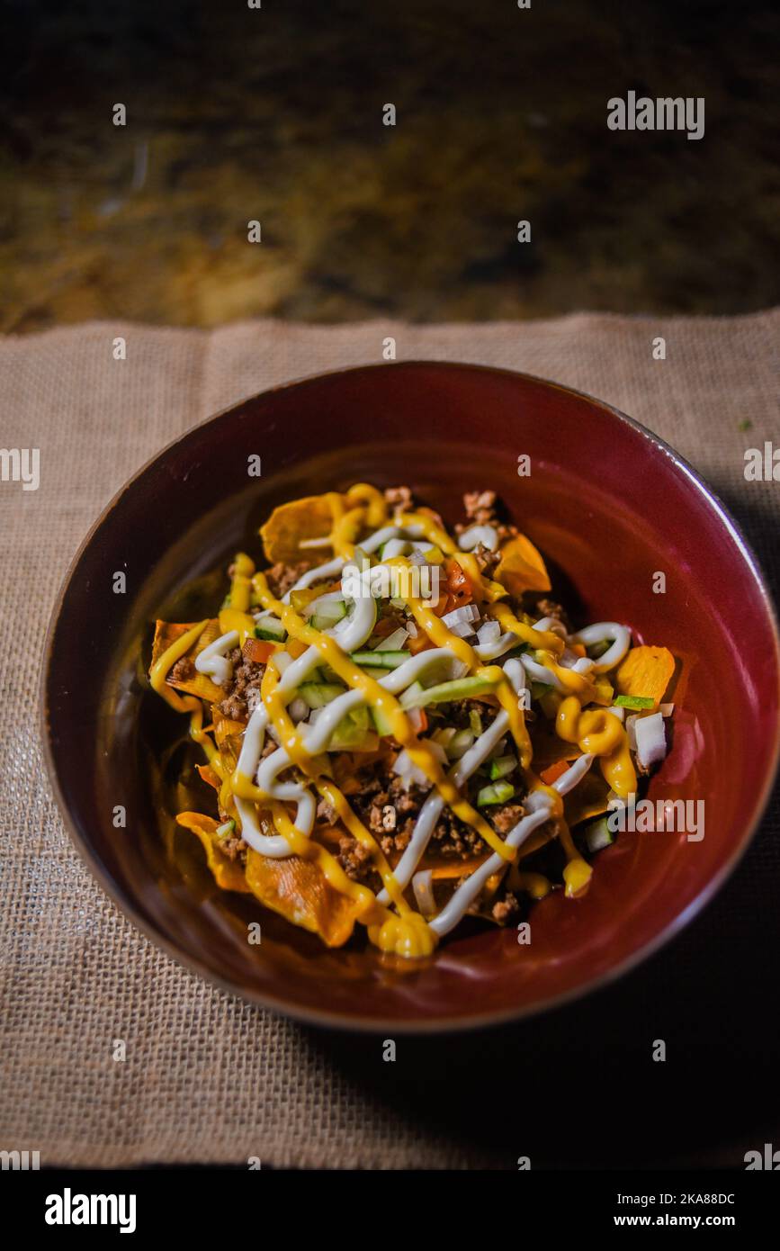 Un bol de viande hachée avec des poivrons frais, de la moutarde et de la mayonnaise Banque D'Images