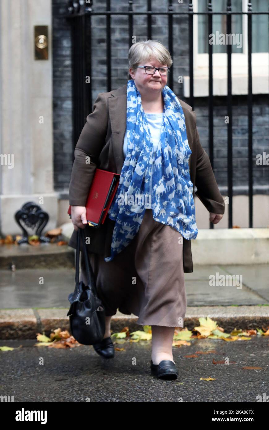 Londres, Royaume-Uni. 01st novembre 2022. Le secrétaire d'État à l'Environnement, Thérèse Coffey, se présente à la réunion hebdomadaire du Cabinet avec le premier ministre, à la rue Downing no 10, mardi, à 01 novembre 2022. Photo de Hugo Philpott/UPI crédit: UPI/Alay Live News Banque D'Images