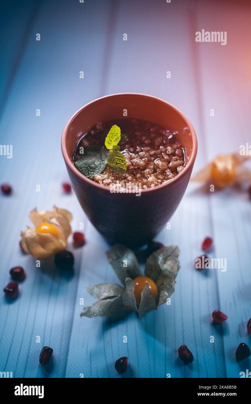 dessert avec noix de noyer et miel dans une tasse brune Banque D'Images