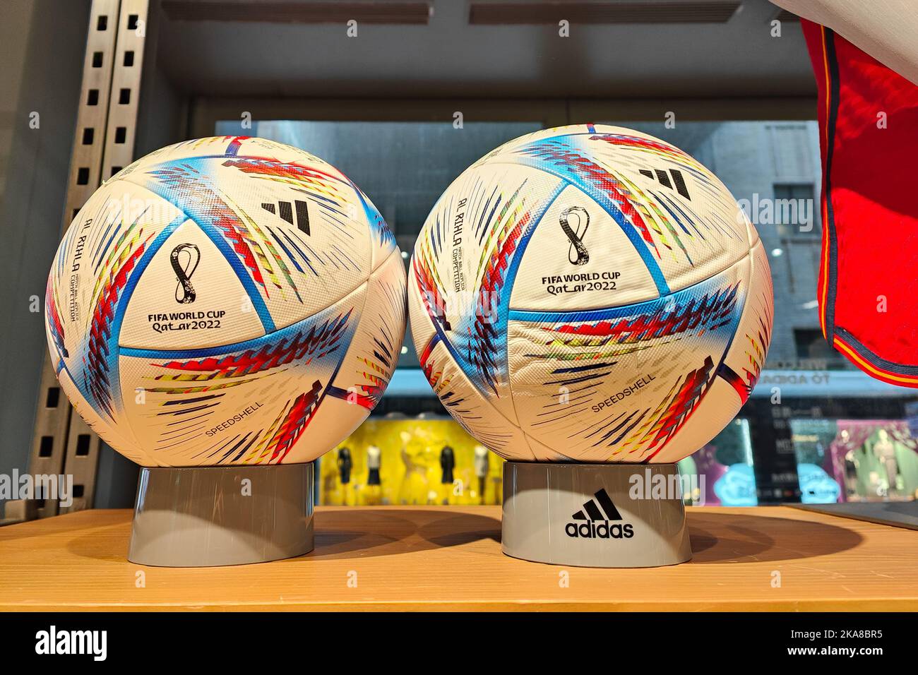 LNGODEHO Réplique Du Trophée Du Qatar De La Coupe Du Monde De La FIFA 2022 Dans Une Vitrine