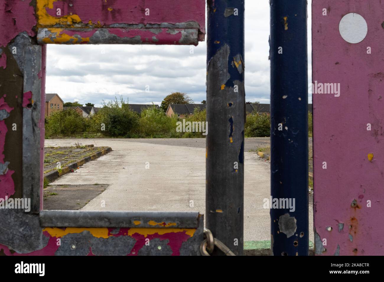 Des portes verrouillées sécurisent le site de l'ancien dépôt de bus First Glasgow Parkhead, Parkhead, Glasgow, Écosse, Royaume-Uni Banque D'Images