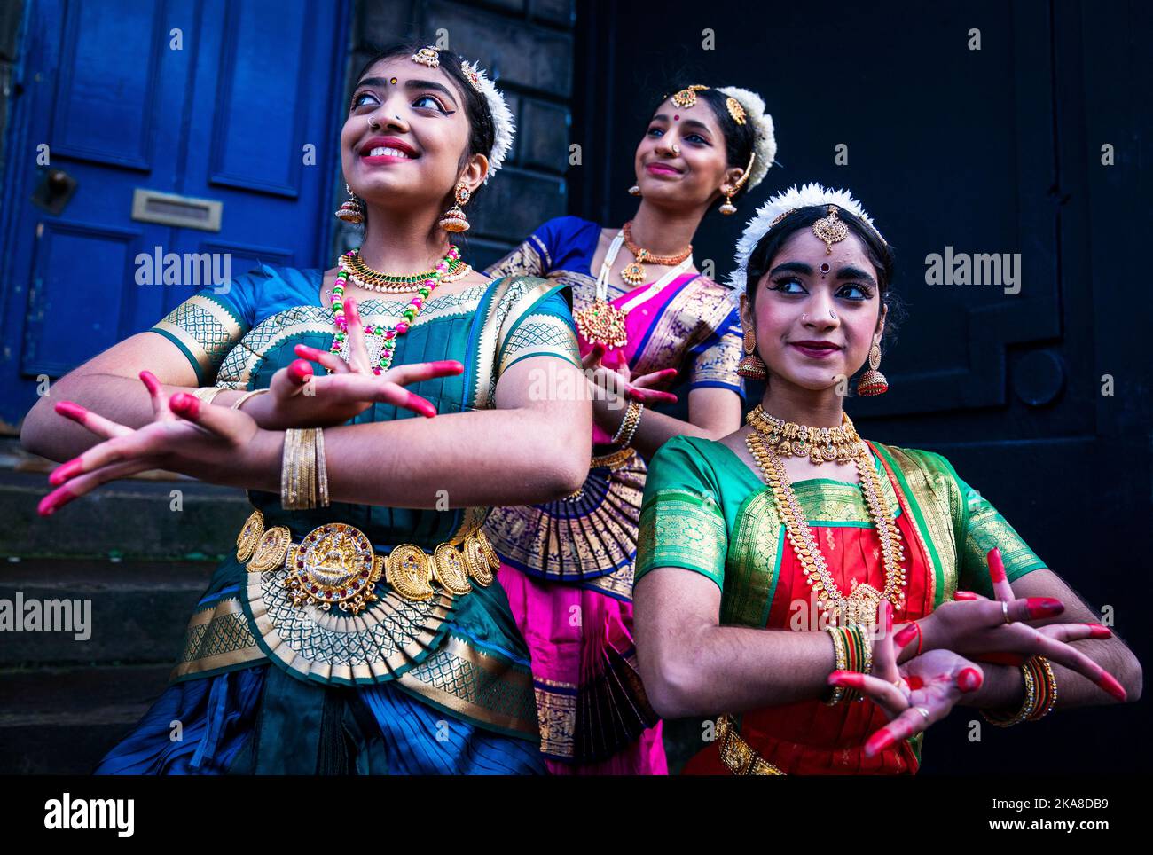 Danseurs (de gauche à droite) Malavika Nair, Athena Tilak et Nidhi Akula de Dance Ihayami se produisent au lancement des célébrations de 2022 Diwali à Édimbourg, dans la rue Castle, à Édimbourg. Date de la photo: Mardi 1 novembre 2022. Banque D'Images