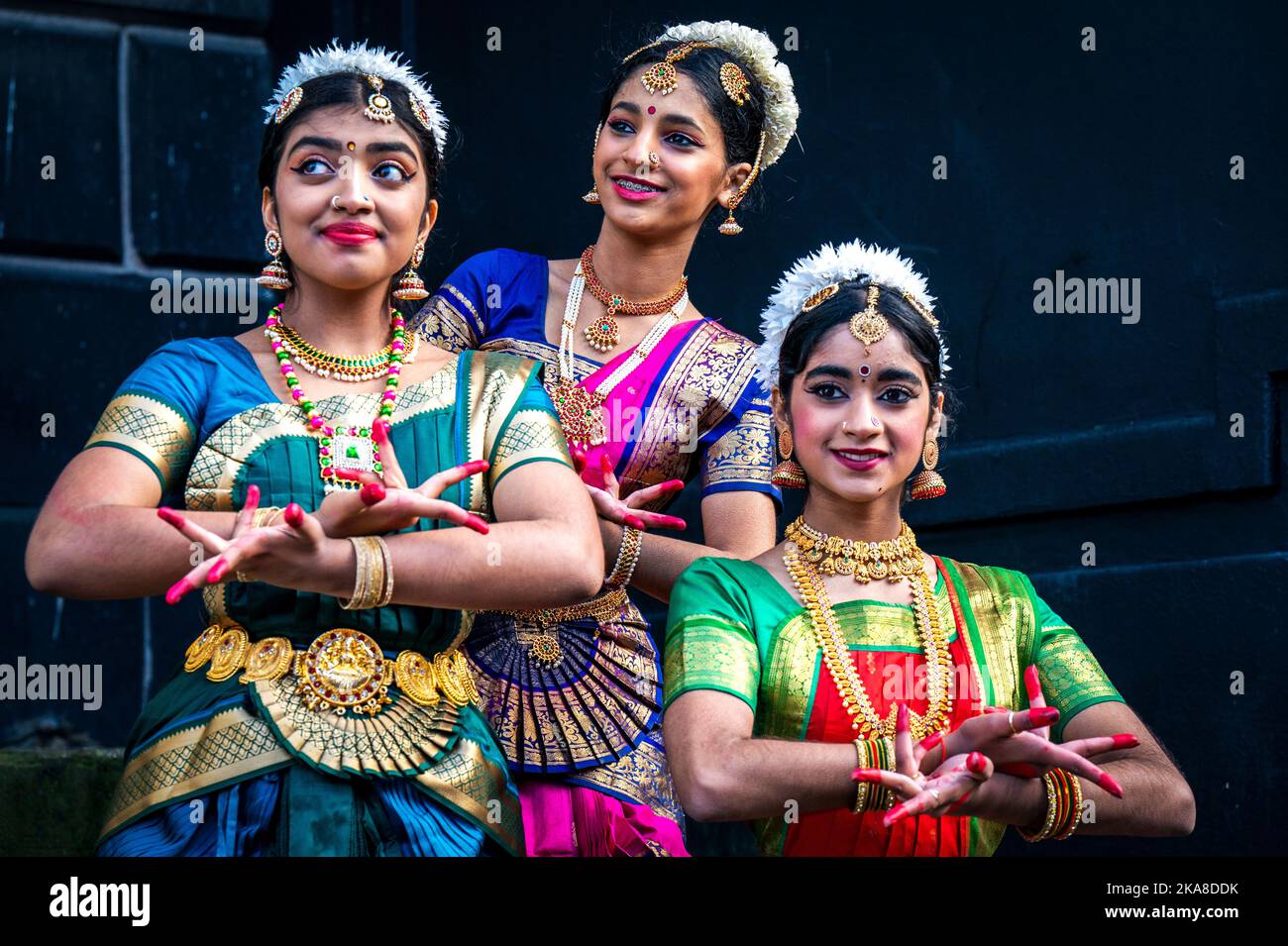 Danseurs (de gauche à droite) Malavika Nair, Athena Tilak et Nidhi Akula de Dance Ihayami se produisent au lancement des célébrations de 2022 Diwali à Édimbourg, dans la rue Castle, à Édimbourg. Date de la photo: Mardi 1 novembre 2022. Banque D'Images