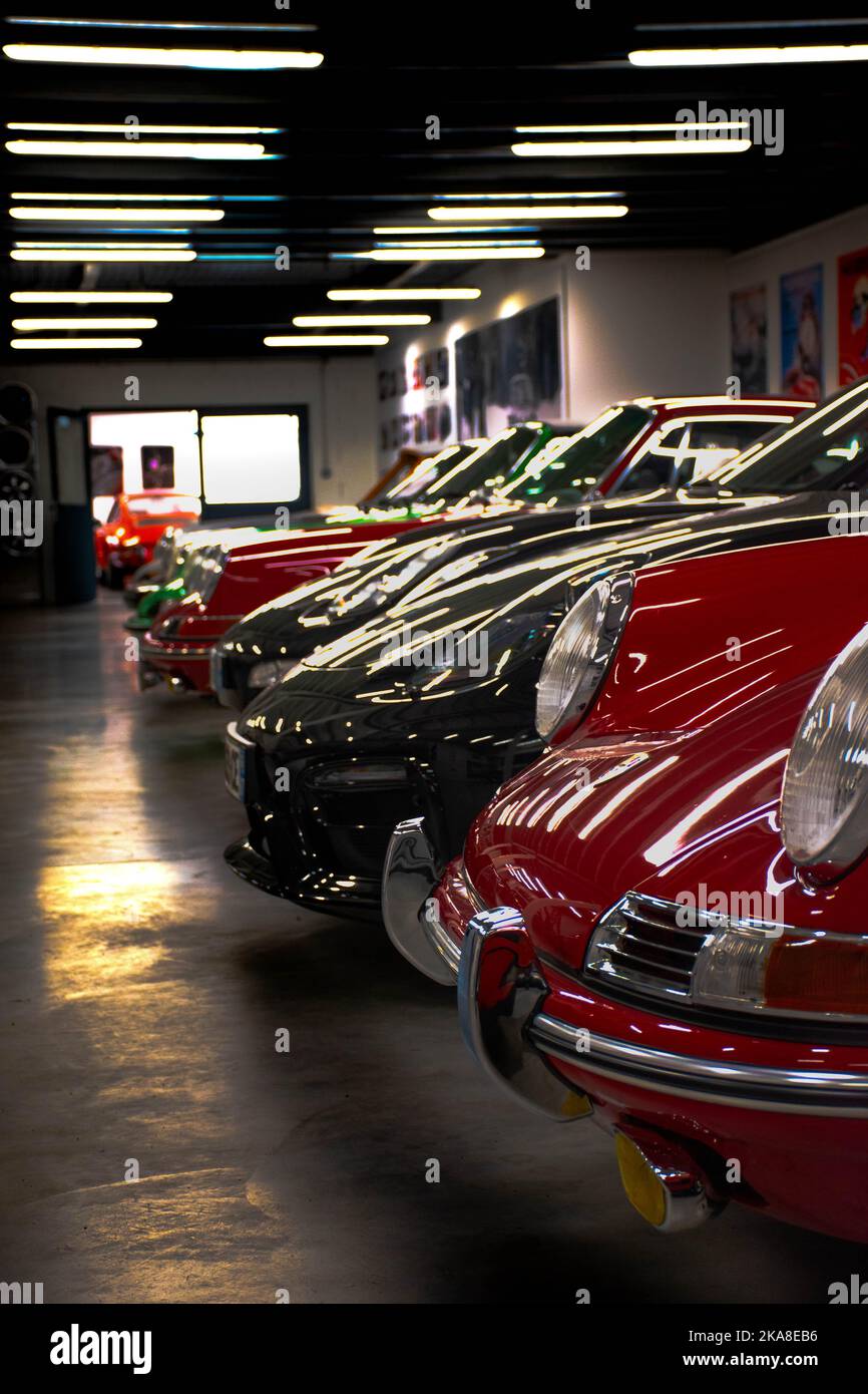 Une photo verticale des belles voitures exposées. Gamme de Porsche 911 et Porsche Boxster. Strasbourg. Banque D'Images