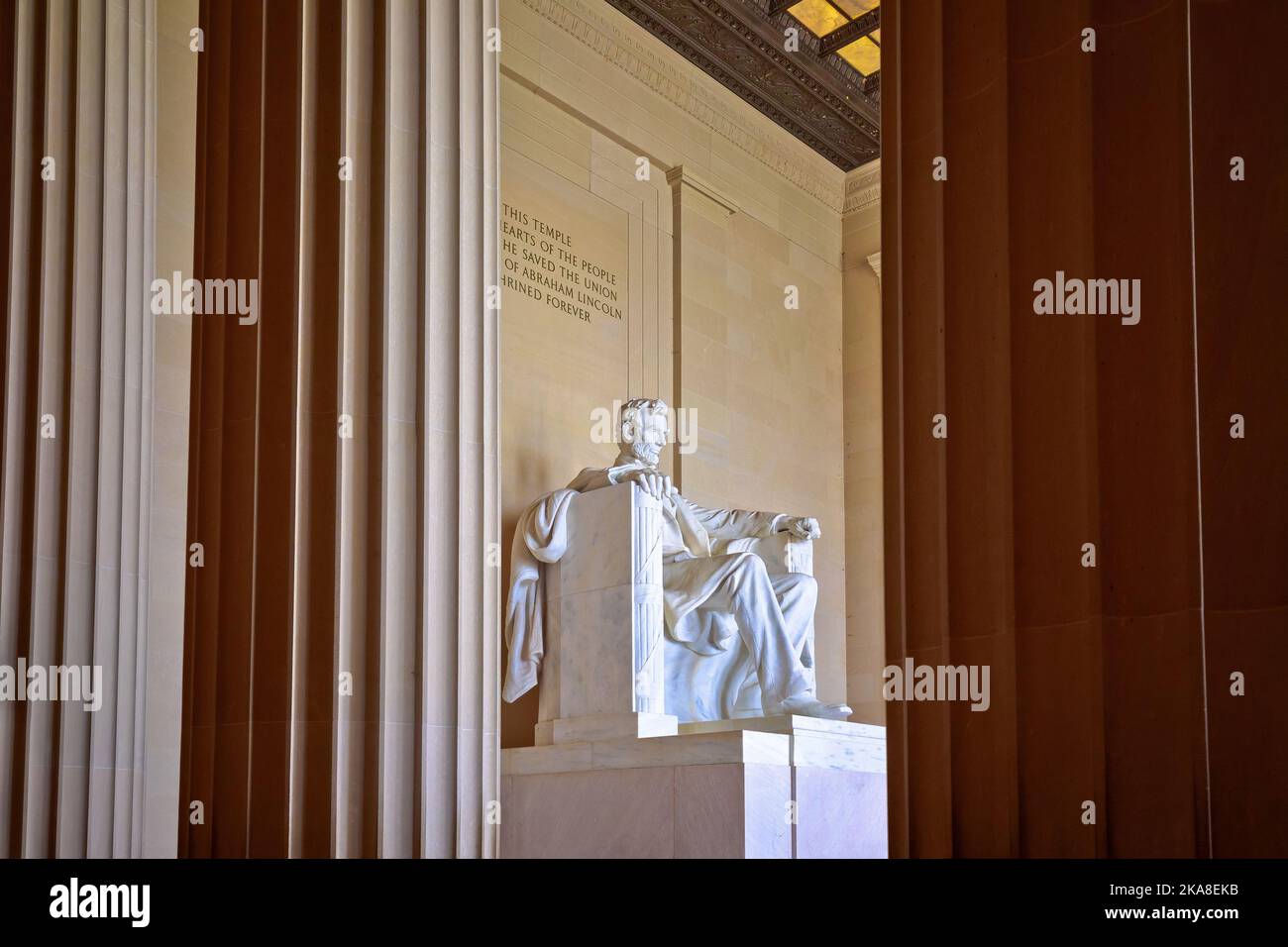 Washington DC, Etats-Unis, 24 mars 2022 : les colonnes du Lincoln Memorial et la statue du président Abraham Lincoln en 16th à Washington DC. Il est à l'extrémité ouest o Banque D'Images