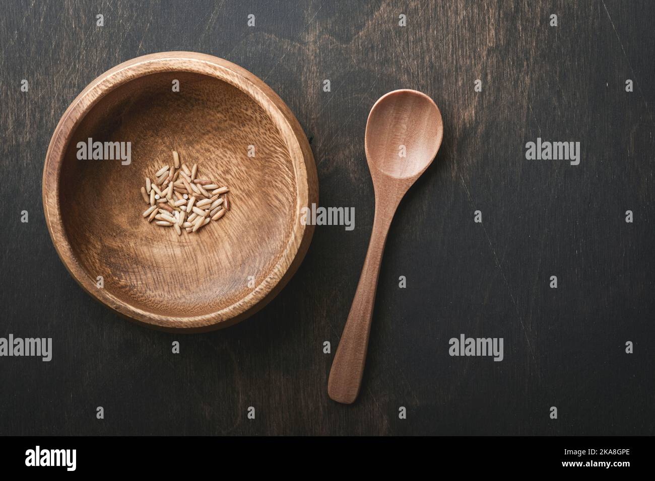 Concept de crise alimentaire mondiale. Vider une ancienne plaque de bois sur un arrière-plan sombre sombre et sombre comme symbole de la crise alimentaire mondiale. Faim due au manque de grain. Nourriture Banque D'Images