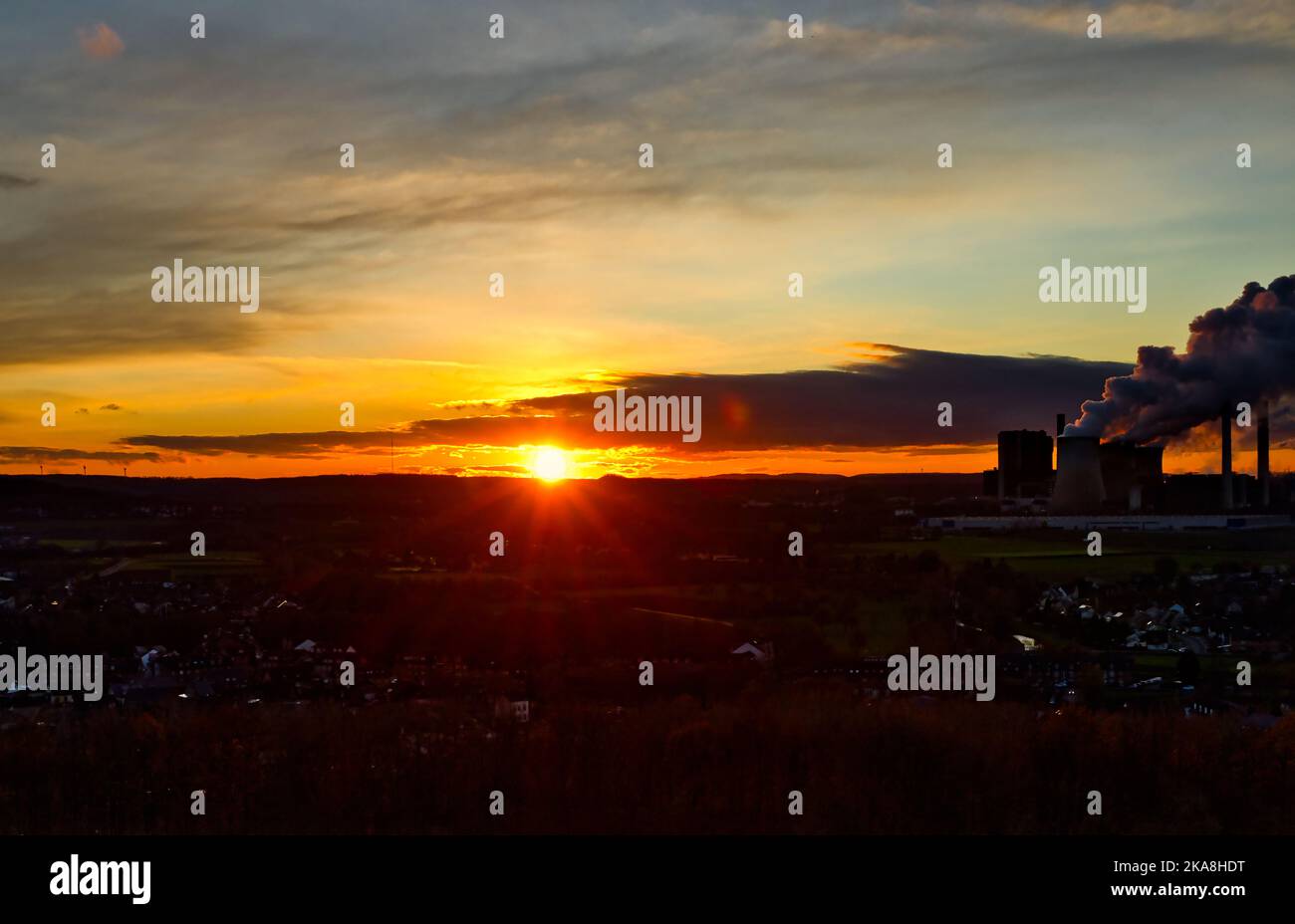 Coucher de soleil à côté d'une centrale au charbon Banque D'Images