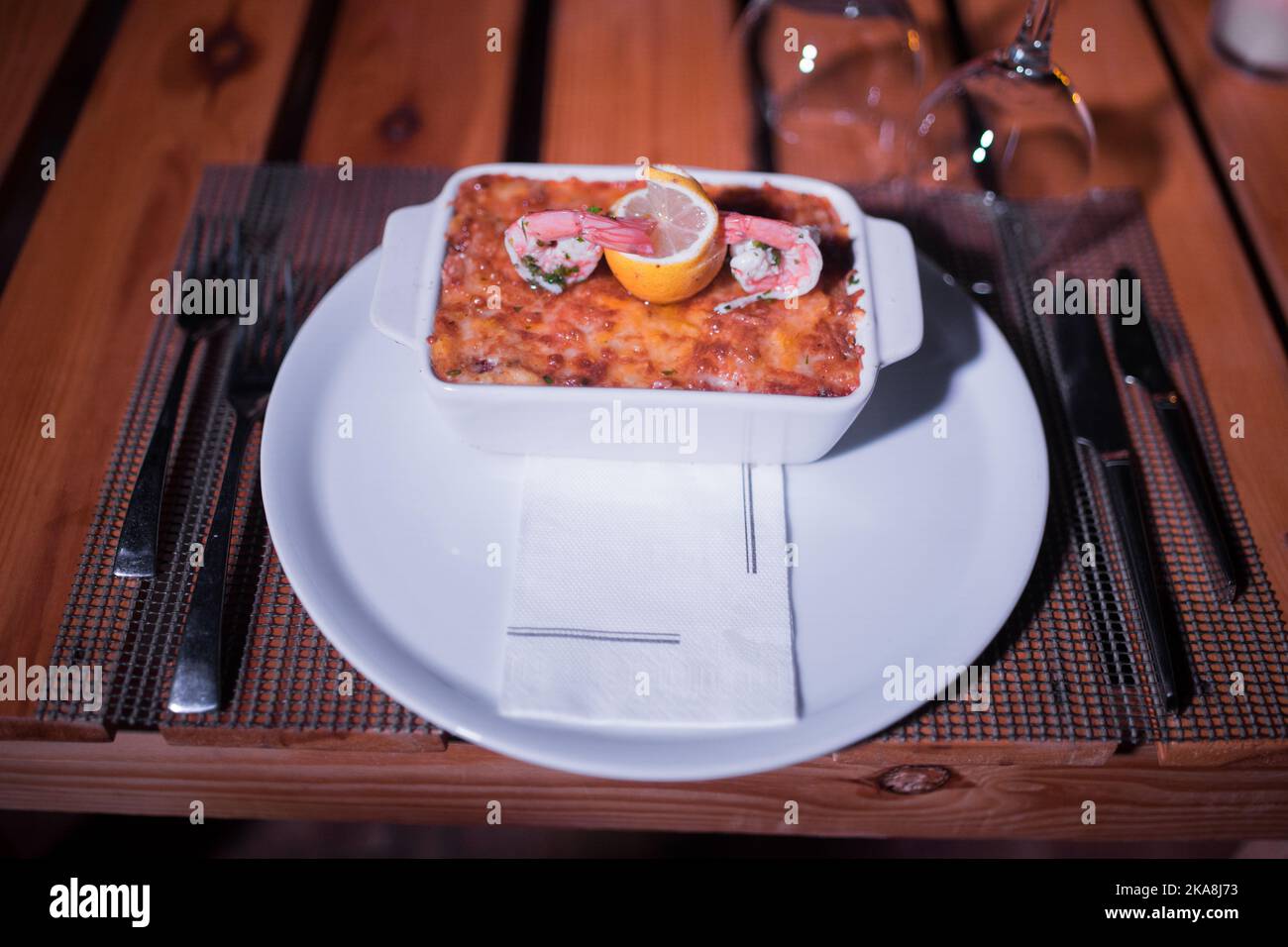 Lasagnes de fruits de mer dans un pot glacé sur la table Banque D'Images