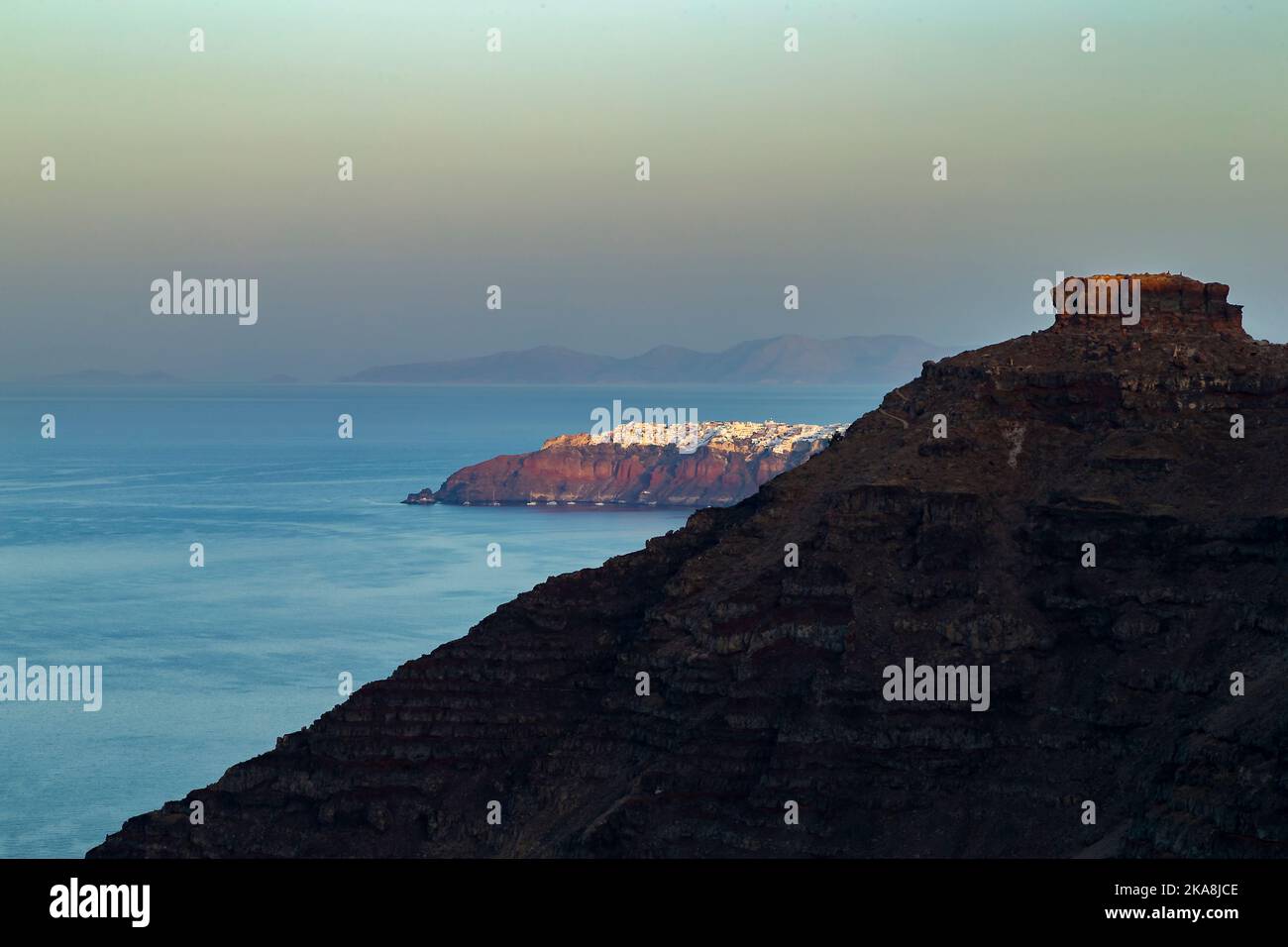 Lever de soleil sur le rocher de Skaros et Oia Santorini Banque D'Images
