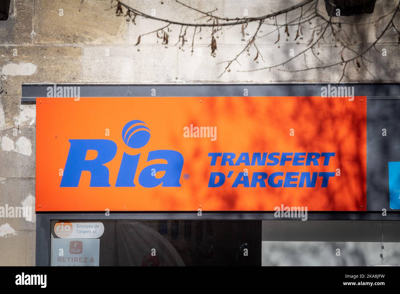 Photo du signe de transfert d'argent de Ria sur leur bureau de change principal pour Bordeaux, en France. Ria Money Transfer est une filiale d'Euronet specilizi Banque D'Images