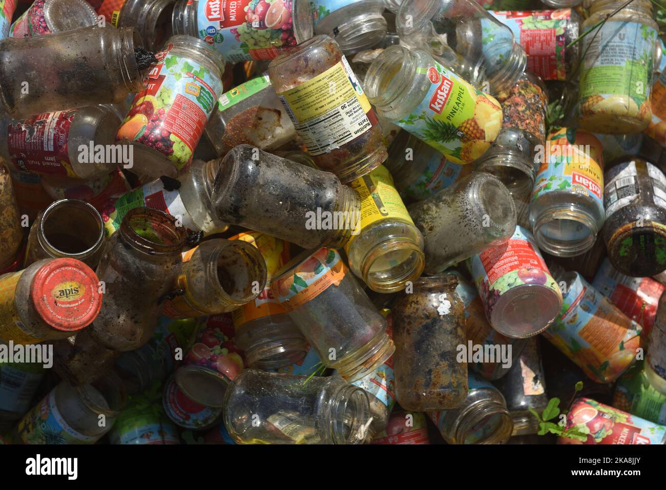 Kolkata, Inde. 1st novembre 2022. Les bouteilles en verre pillées sont visibles à l'intérieur du centre de tri des bouteilles en verre. Le recyclage du verre, ou retraitement du verre, est le processus de transformation du verre usé en produits utilisables. Le verre est infiniment recyclable sans perte de qualité. Sur 1 novembre 2022 à Kolkata, Inde. (Image de crédit : © Sukhomoy  Sen/eyepix via ZUMA Press Wire) Banque D'Images