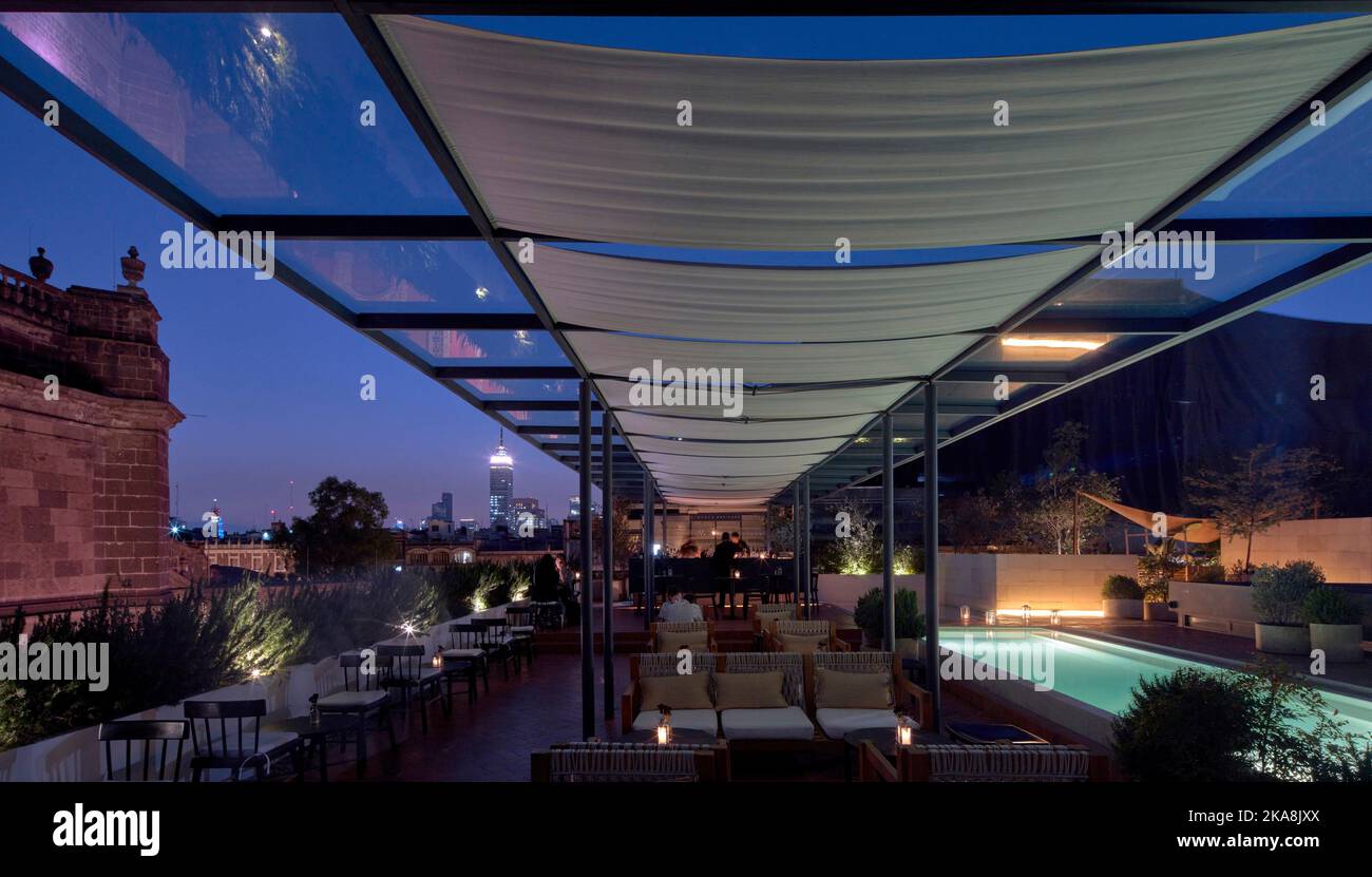Restaurant sur le toit. Circulo Mexicana, Mexico, Mexique. Architecte: Ambrosi Etchegaray, 2019. Banque D'Images