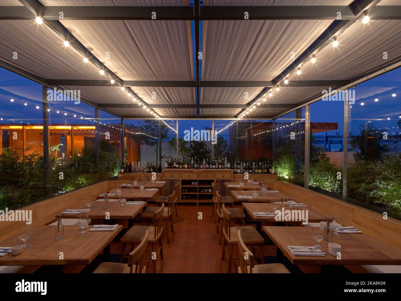Restaurant sur le toit. Circulo Mexicana, Mexico, Mexique. Architecte: Ambrosi Etchegaray, 2019. Banque D'Images
