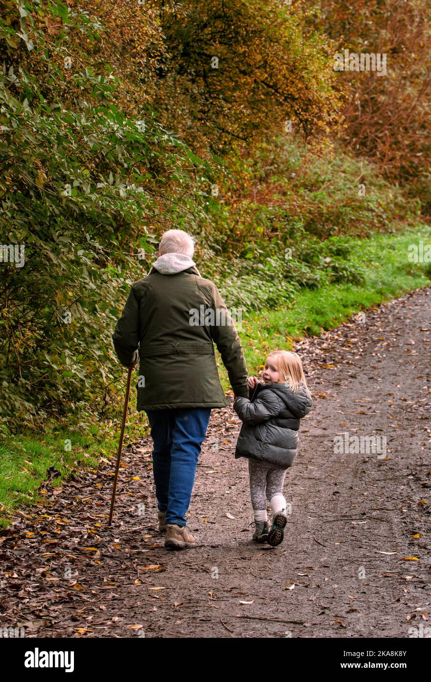 les personnes âgées marchant avec un jeune enfant Banque D'Images