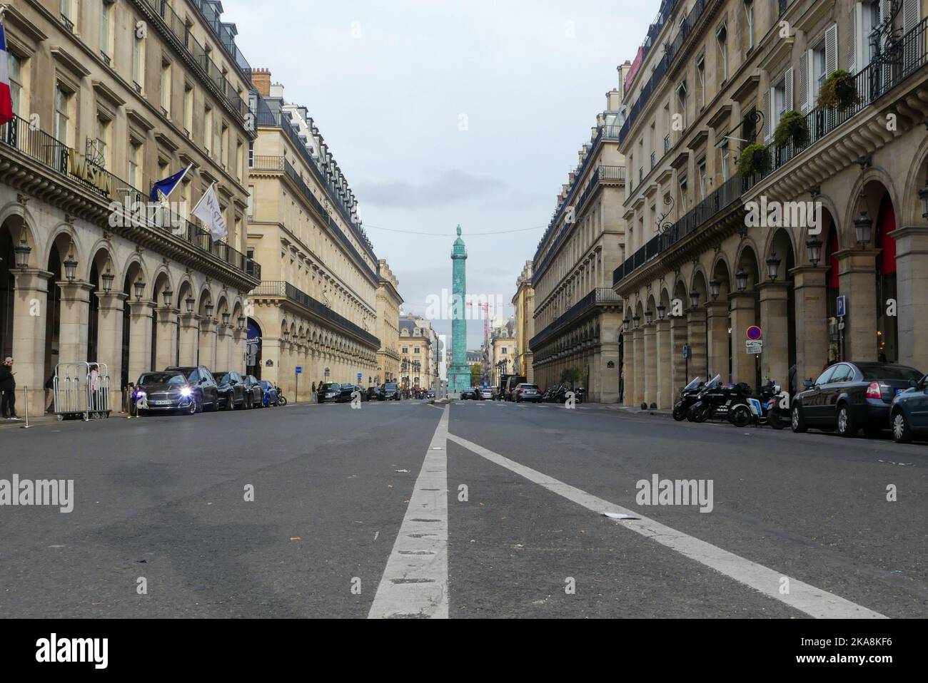 Paris, France. 30 octobre. 2022. Vue sur la rue Castiglione. Perspective sur les bâtiments de style Haussmann avec la place Vendôme en arrière-plan. Banque D'Images