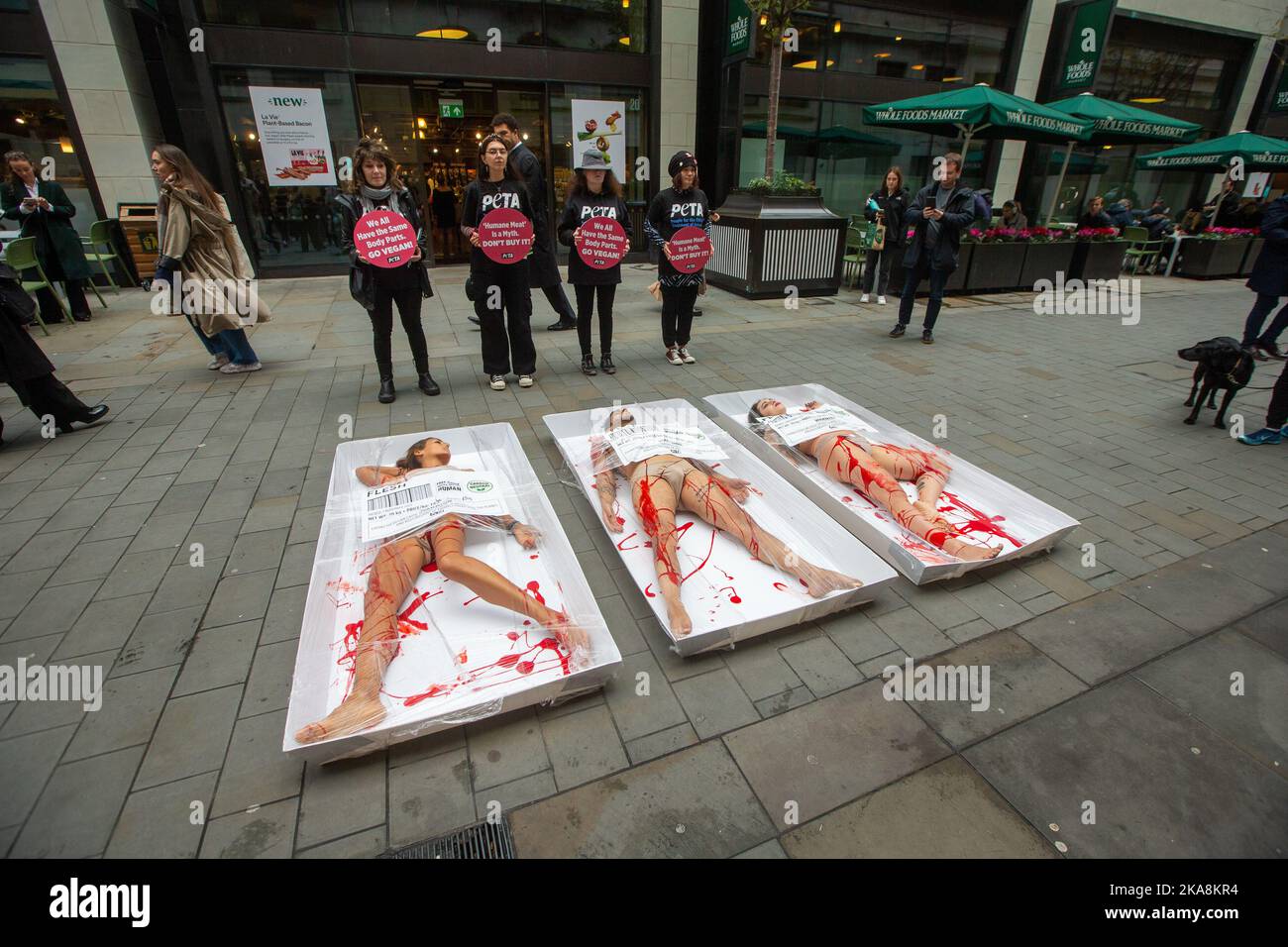 Londres, Angleterre, Royaume-Uni. 1st novembre 2022. Les activistes PETA posent comme de la viande dans des plateaux à l'extérieur du supermarché Whole Foods à Piccadilly Circus le jour de la Journée mondiale de Vegan. (Image de crédit : © Tayfun Salci/ZUMA Press Wire) Banque D'Images