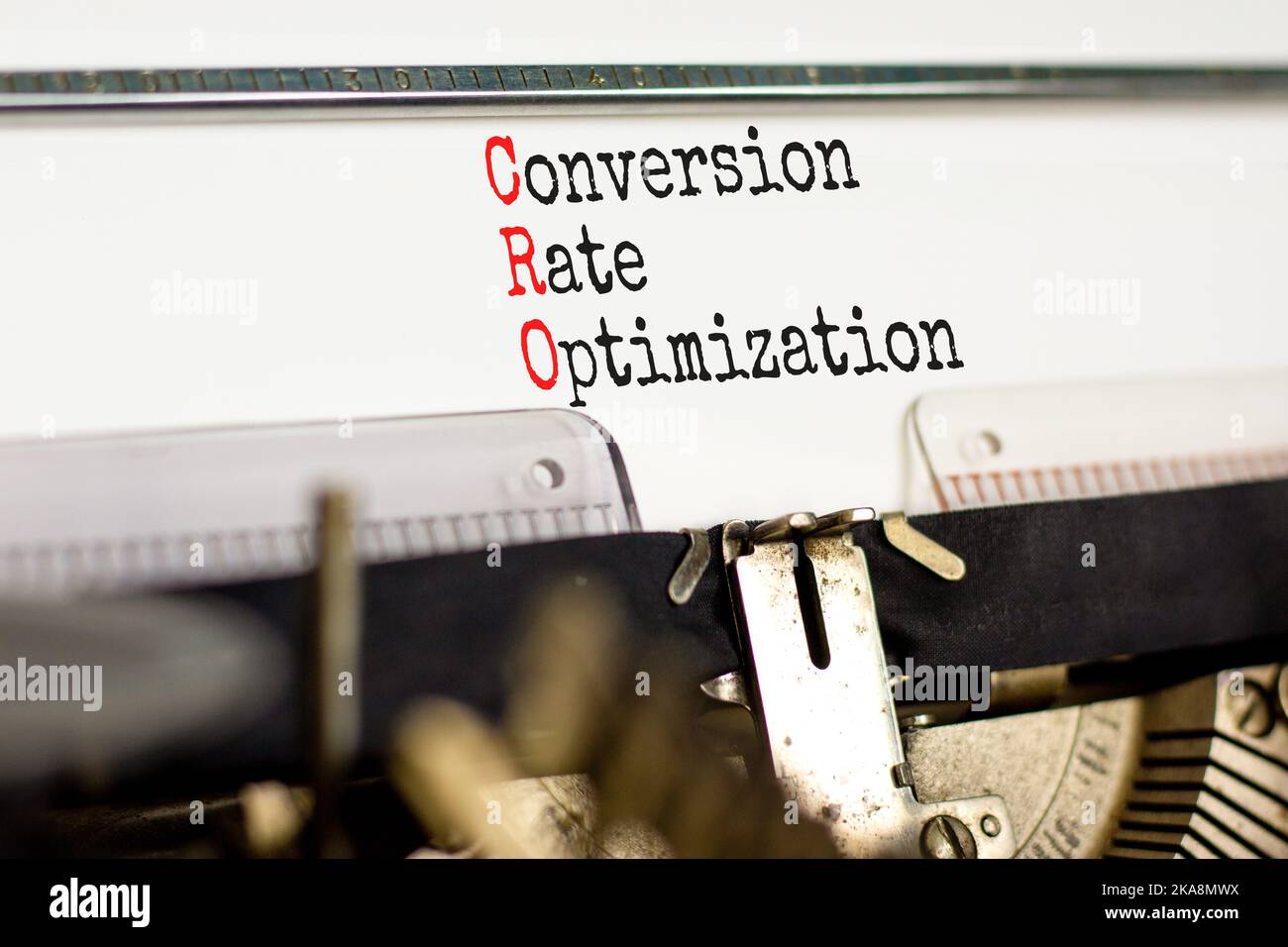 Symbole d'optimisation du taux de conversion CRO. Concept mots CRO taux de conversion optimisation tapé sur une ancienne machine à écrire rétro. Arrière-plan blanc. CRC d'affaires Banque D'Images
