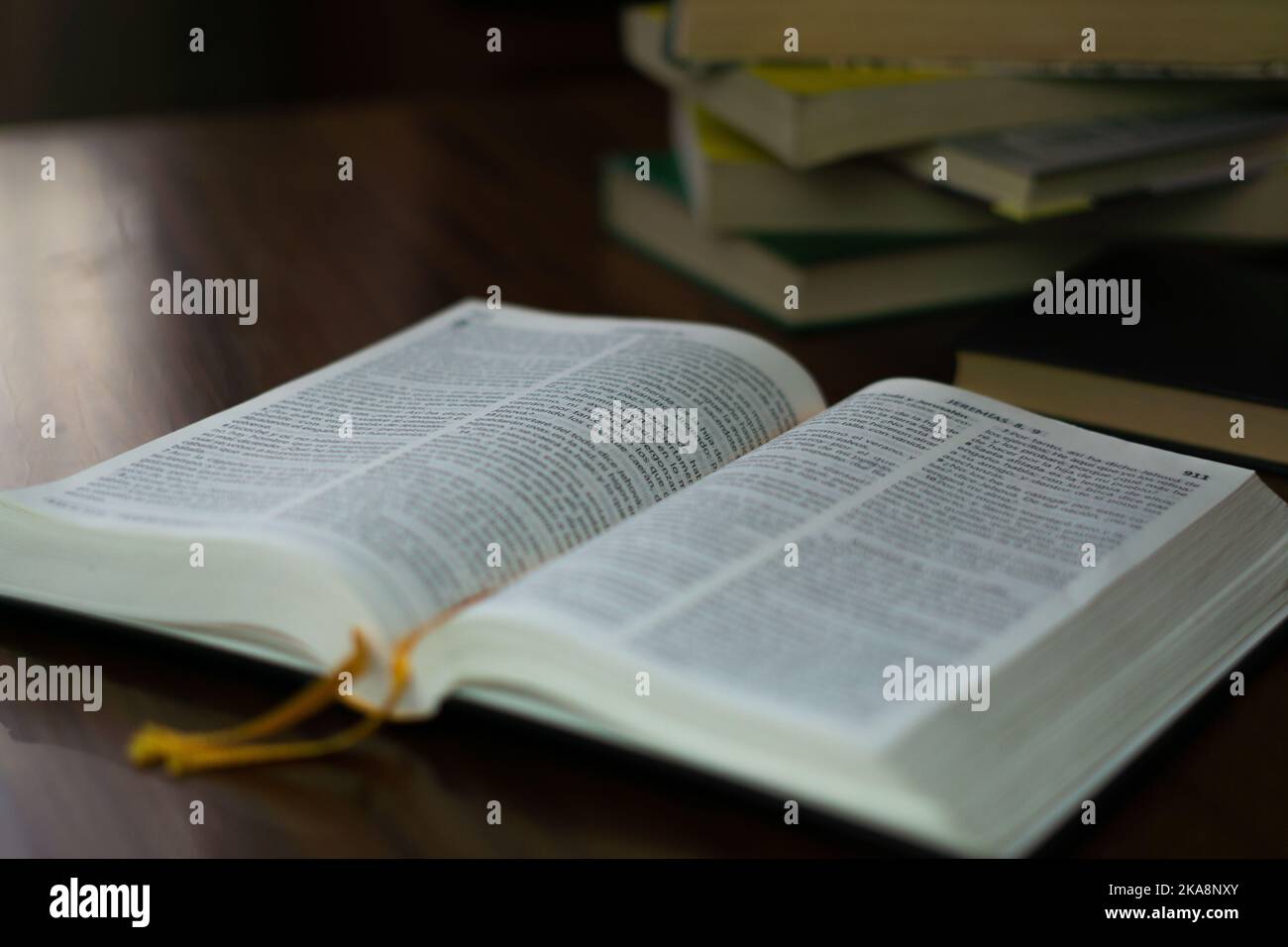 Un gros plan de livres et de bibles dans la ta Banque D'Images