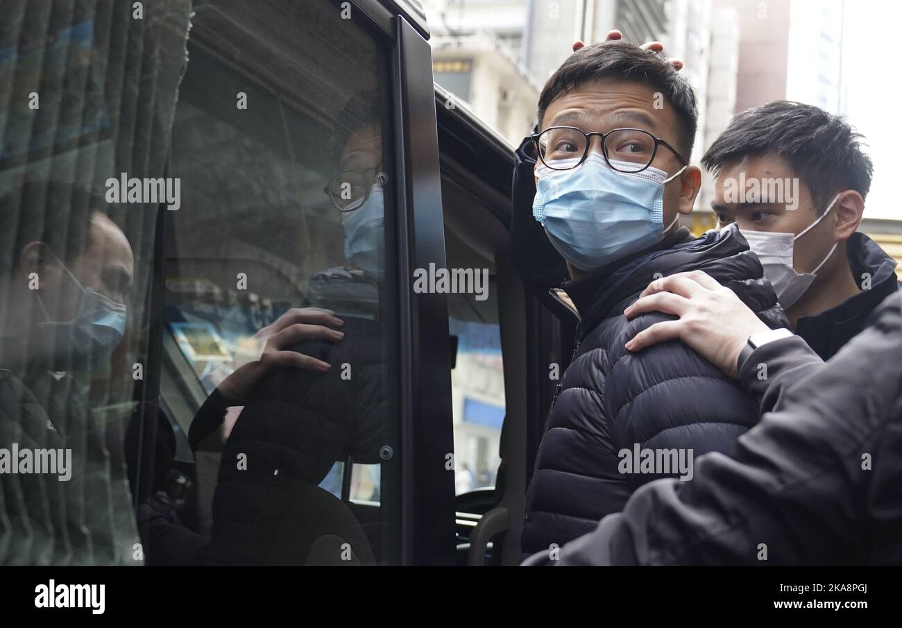 Plateforme de nouvelles en ligne Stand News Editor Patrick Lam Shiu-tung arrêté par des policiers dans leur bureau de Kwun Tong. raid de la police de Hong Kong le bureau de HHtand NewsHHand reprend les preuves du centre industriel de Hoi Luen à Kwun Tong. 29DEC21. SCMP / Sam Tsang Banque D'Images