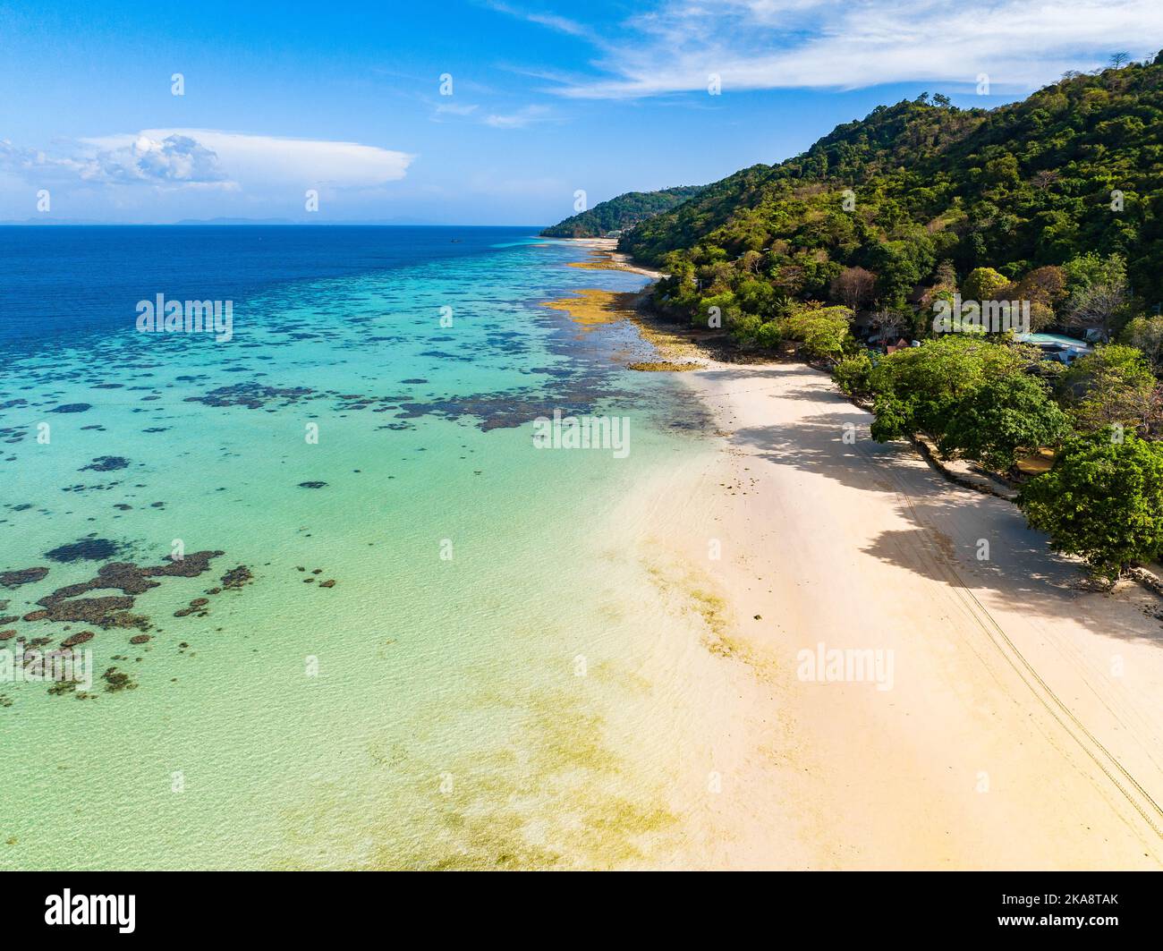Vue aérienne de la plage de Laem Tong ou de la baie de Laemtong à koh Phi,  Krabi, Thaïlande Photo Stock - Alamy