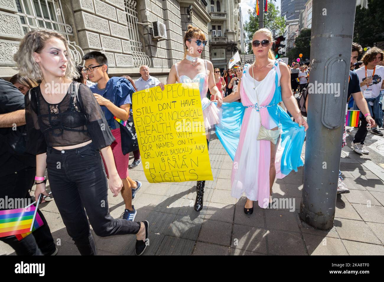 Photo d'un peuple portant un drapeau transgenre prônant les droits fondamentaux et les droits trans pendant la fierté gay de belgrade. Banque D'Images