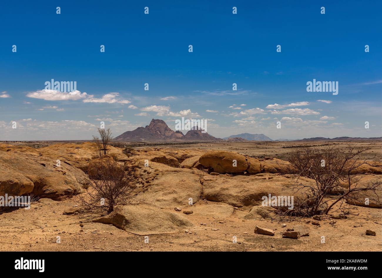 Paysage Spitzkoppe Mountain - pic de granit chauve à Erongo, Namibie Banque D'Images