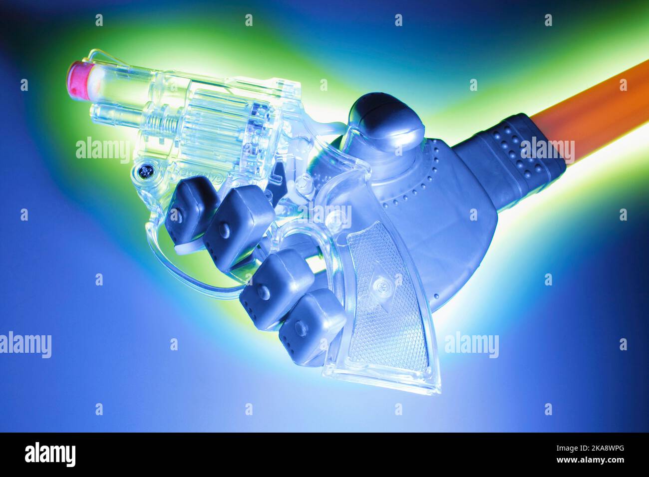 Main robot avec pistolet à eau Banque D'Images