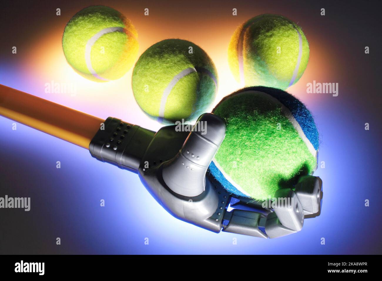 Main robot avec balles de tennis Banque D'Images