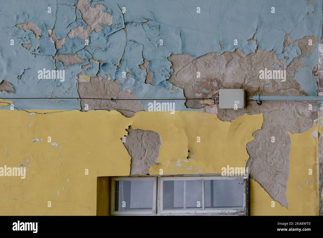 Les couleurs bleu et jaune du drapeau ukrainien peint sur les vieux murs usés d'un bâtiment de Bratislava Banque D'Images