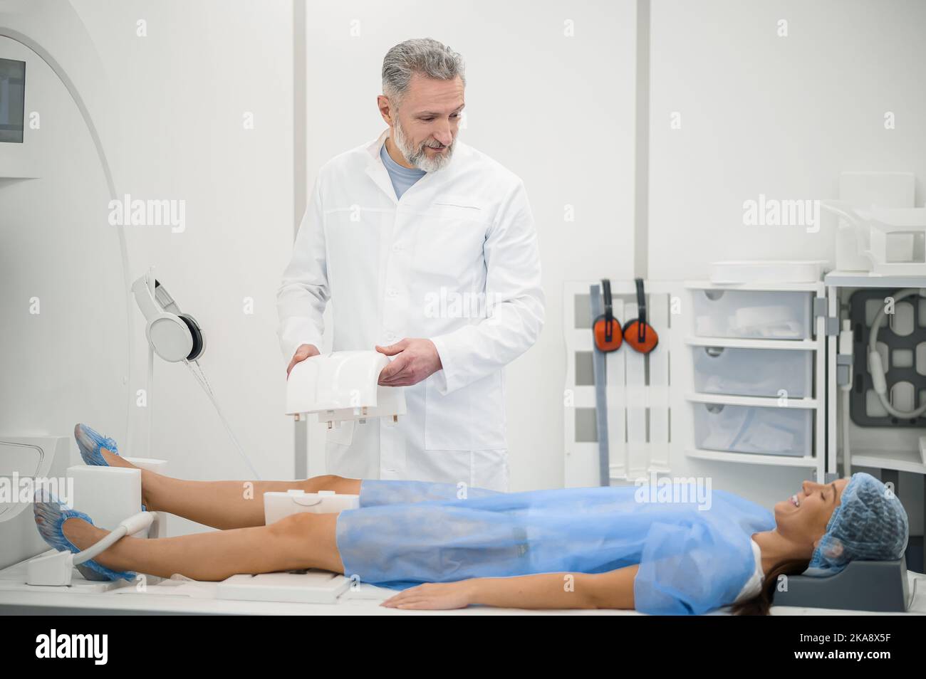 Spécialiste médical mature aux cheveux gris travaillant avec un scanner IRM Banque D'Images