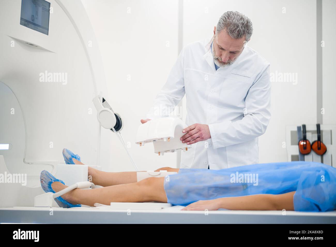 Spécialiste médical mature aux cheveux gris travaillant avec un scanner IRM Banque D'Images