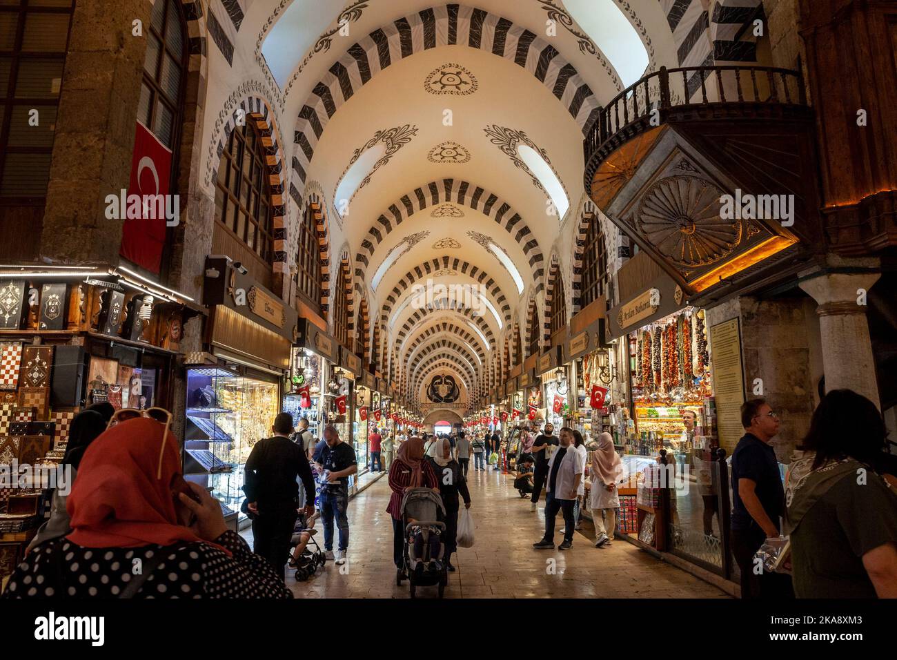 Photo d'une foule dans le bazar égyptien d'Istanbul, Turquie. Le marché aux épices d'Istanbul, en Turquie, est l'un des plus grands bazars de la ville. Situé Banque D'Images