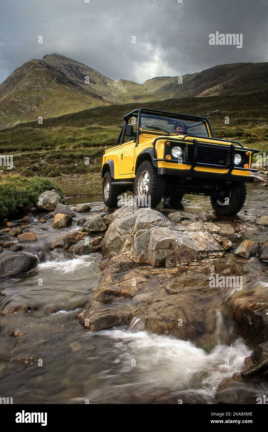 Land Rover Defender 90 V8 conduite tout-terrain en Écosse au Royaume-Uni Banque D'Images