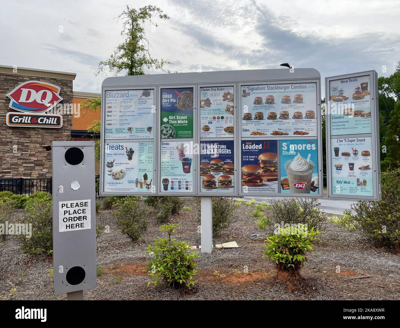 Augusta, GA USA - 12 14 21: Dairy Queen panneaux extérieurs commander menu et prix Banque D'Images