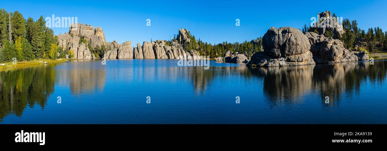 Kayakistes pagayant sur Sylvan Lake, parc national Custer, Dakota du Sud, États-Unis Banque D'Images