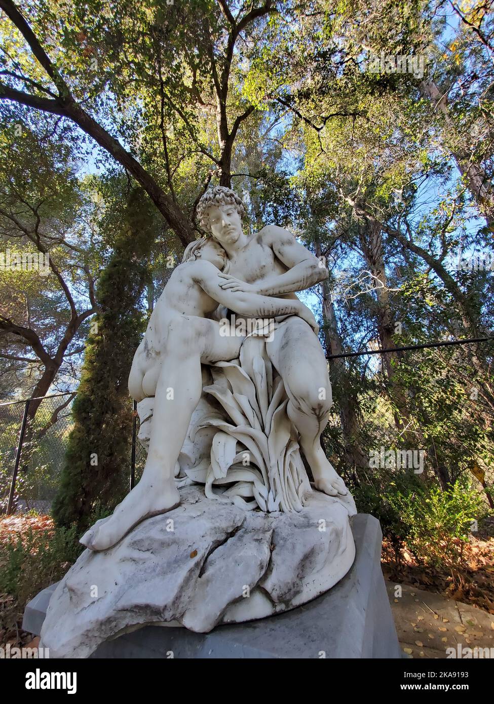 Une photo en petit angle de la statue de la déesse et de dieu dans le jardin Banque D'Images