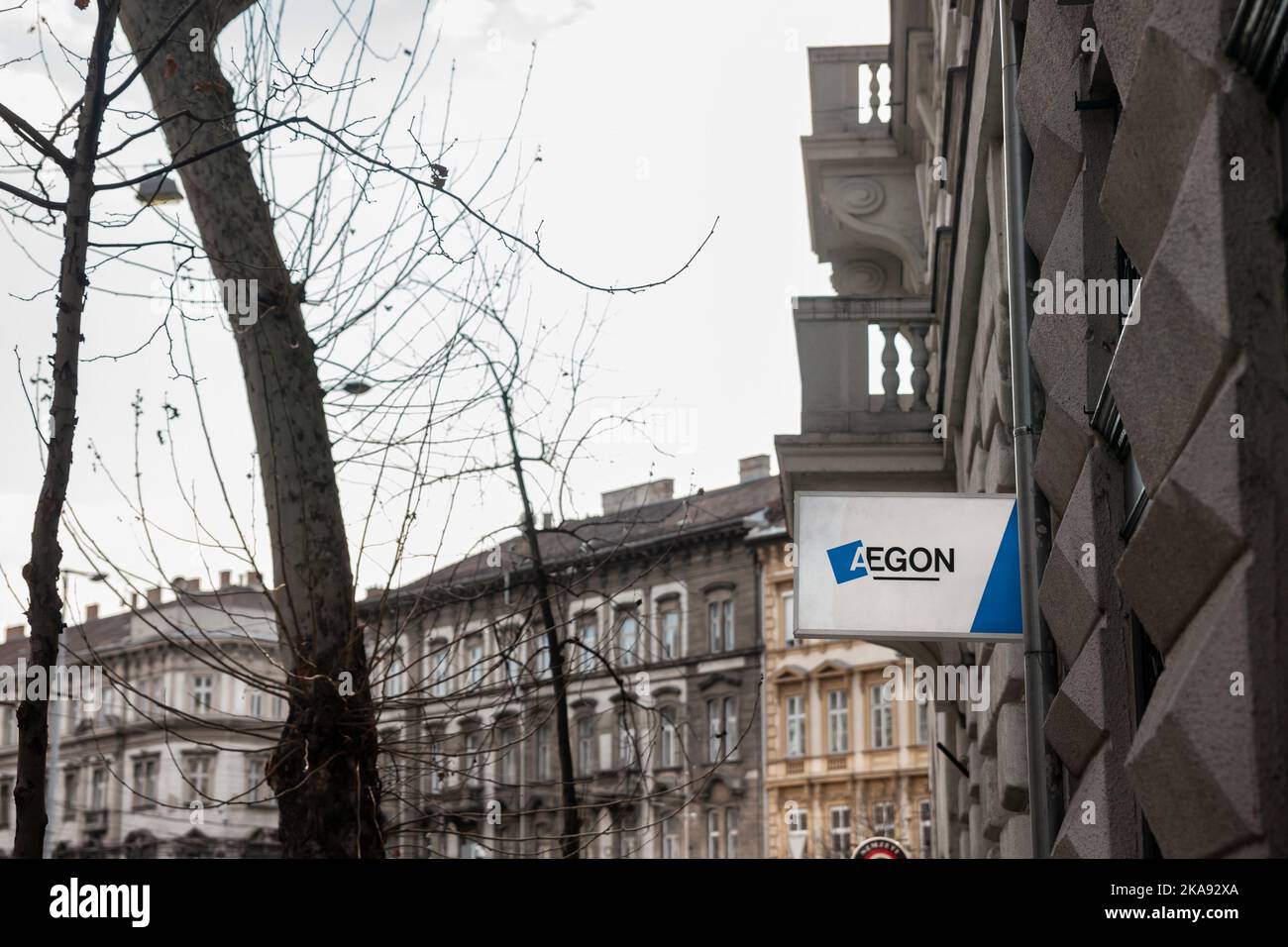 Photo d'un panneau avec le logo d'Aegon pris sur leur bureau à Budapest, Hongrie. AEGON N.V. est une multinationale néerlandaise d'assurance vie, de pensions et Banque D'Images