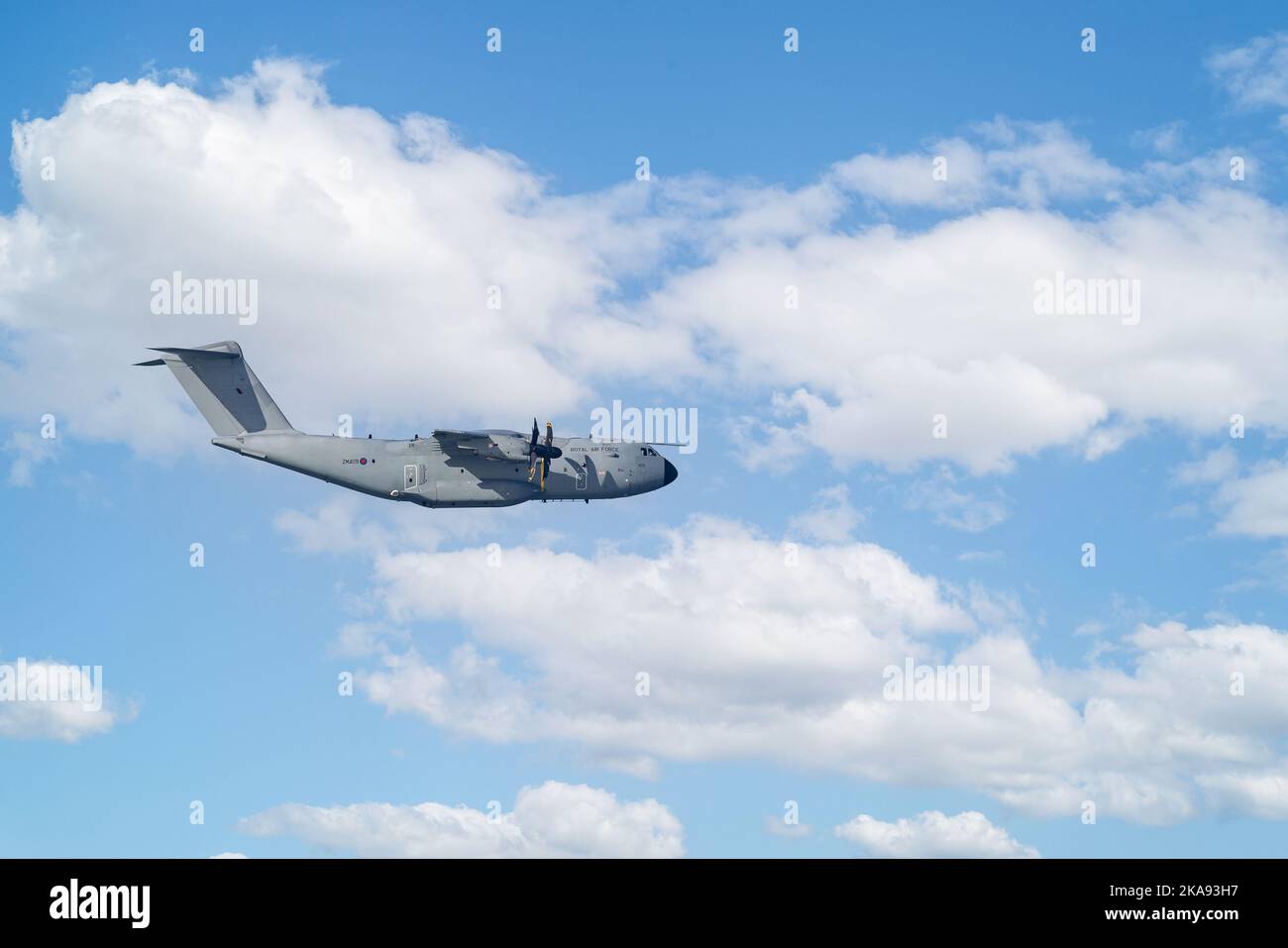 Gros plan d'un avion de transport militaire Airbus A400 de la RAF survolant un ciel bleu à Portland, Dorset, Royaume-Uni, le 14 février 2022 Banque D'Images