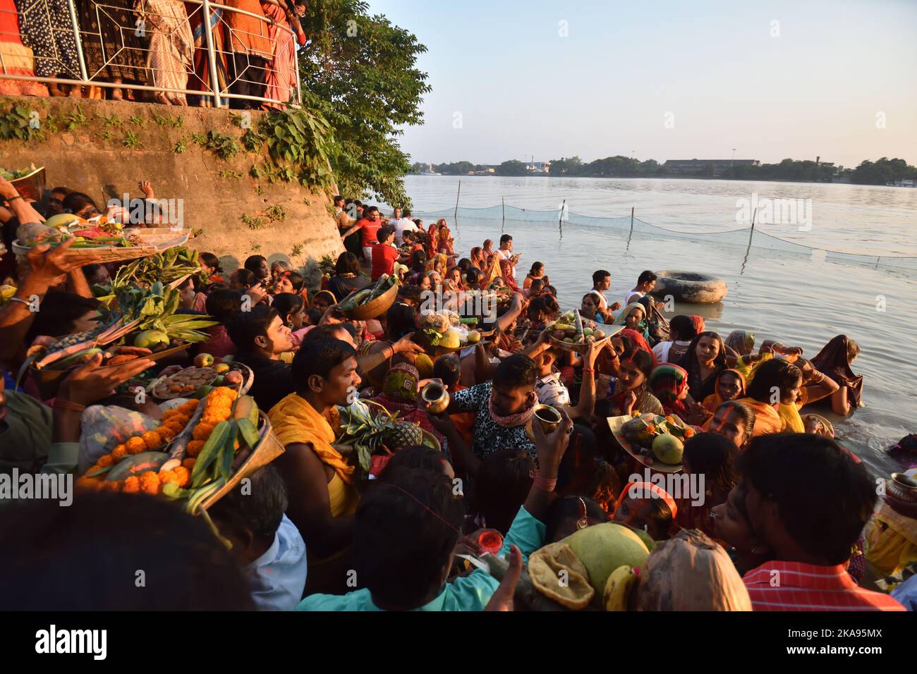 30 octobre 2022, Kolkata, Inde: Les dévotés hindous prient sur la rive du Gange ou de la rivière Hooghly comme un rituel védique pendant les offrandes du soir au Dieu du Soleil du festival annuel Chhath de plusieurs jours, le 30 octobre 2022, à Kolkata, en Inde. (Photo de Biswarup Gangouly/Eyepix Group/Sipa USA). Banque D'Images